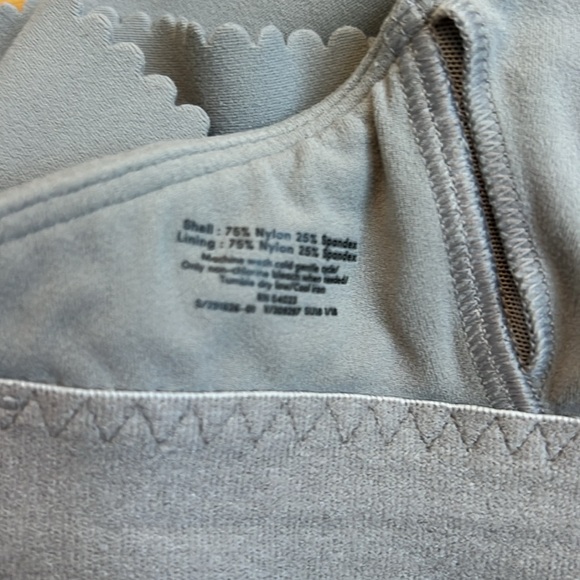 Athleta Gray Scalloped Sports Bra - Picture 7 of 7